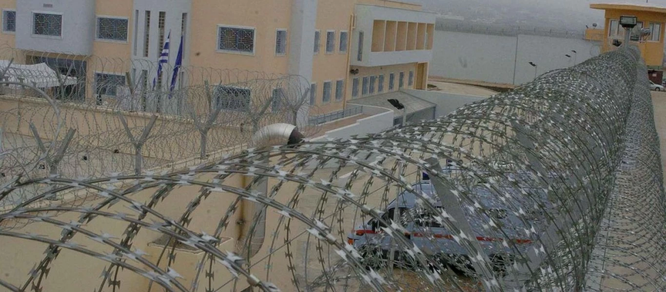 Έλεγχος στις φυλακές Άμφισσας - Εντοπίστηκαν αυτοσχέδιο μαχαίρι, κινητά και αλκοόλ